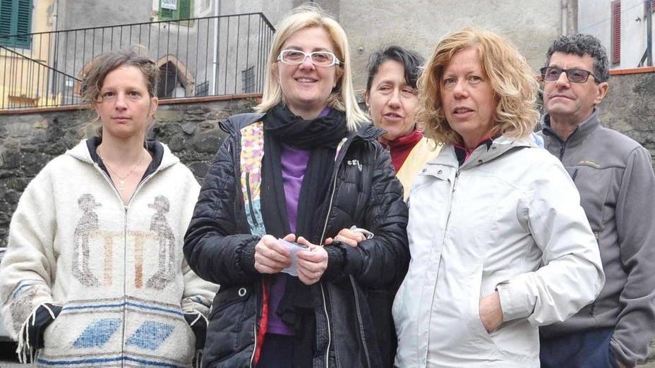 Le residenti a Villa di Baggio che protestano con Publiacqua (Foto Gori)