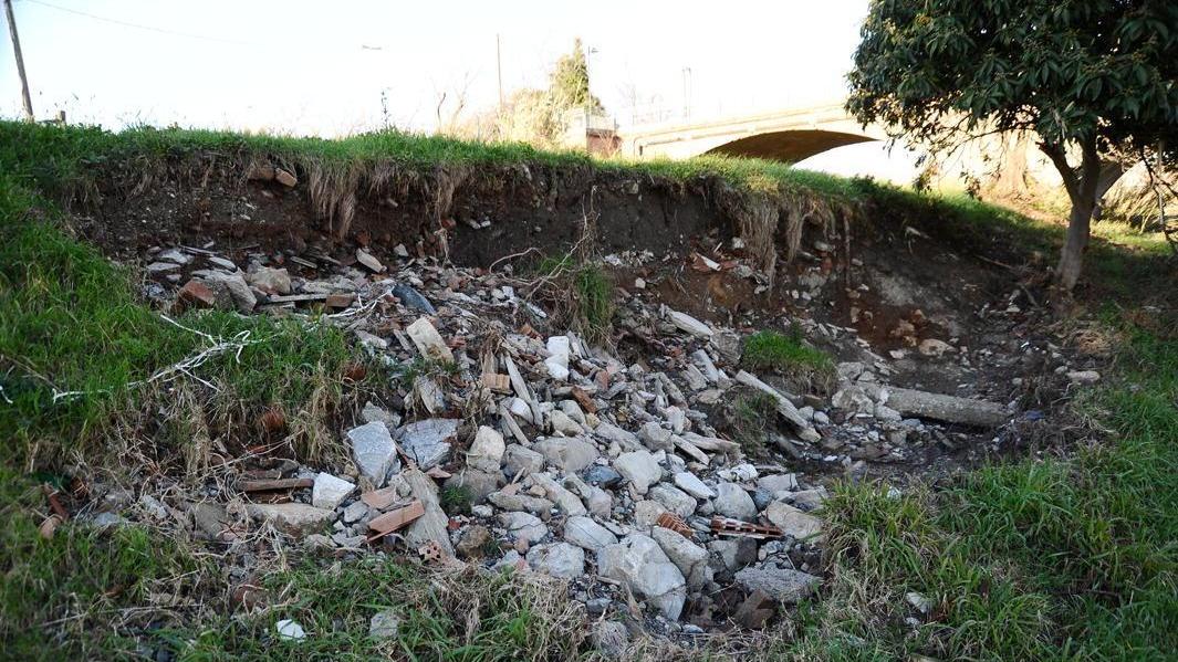 Una discarica abusiva di materiale da costruzione
