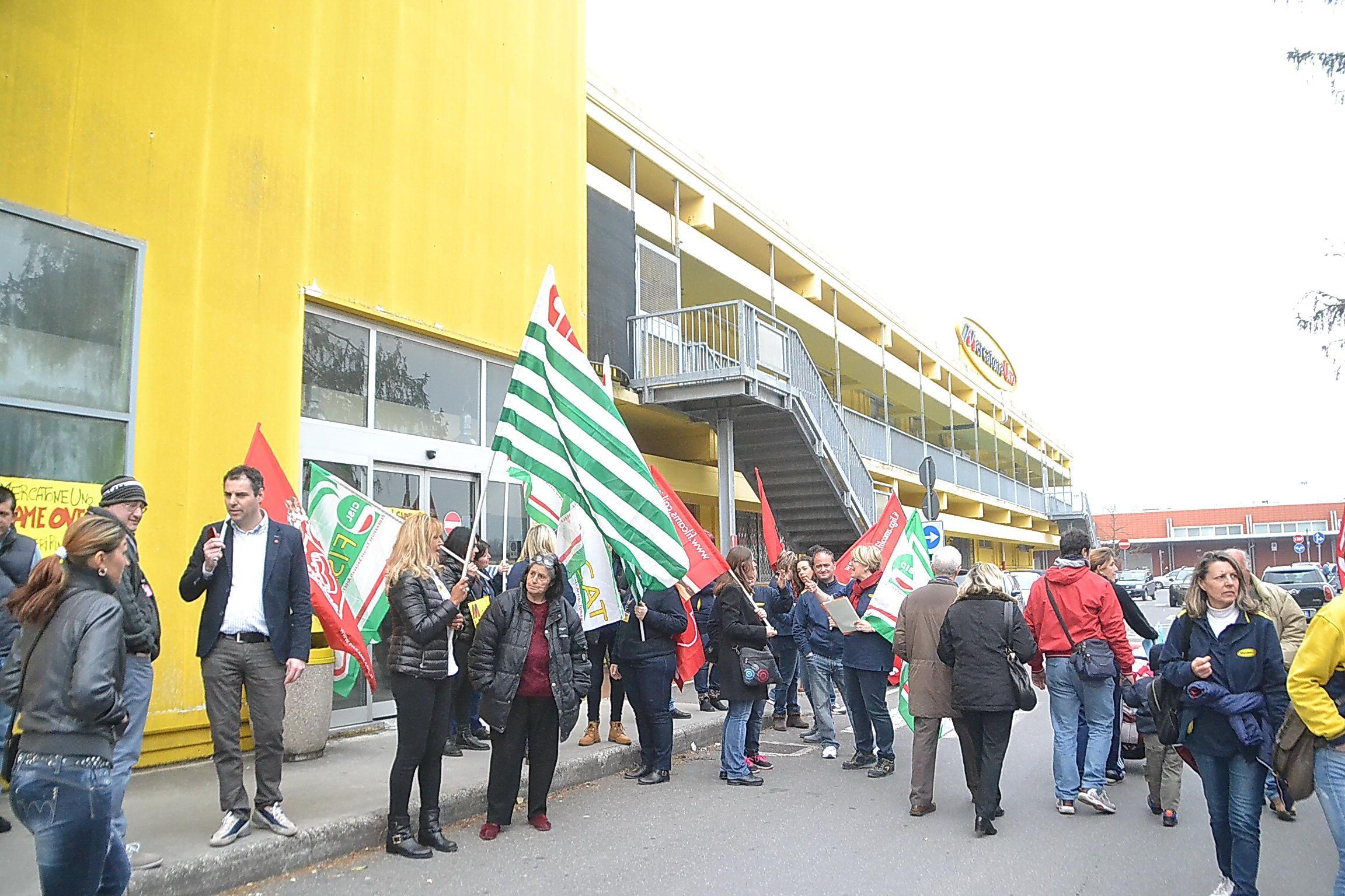 La protesta dei lavoratori davanti al Mercatone Uno di Lucca