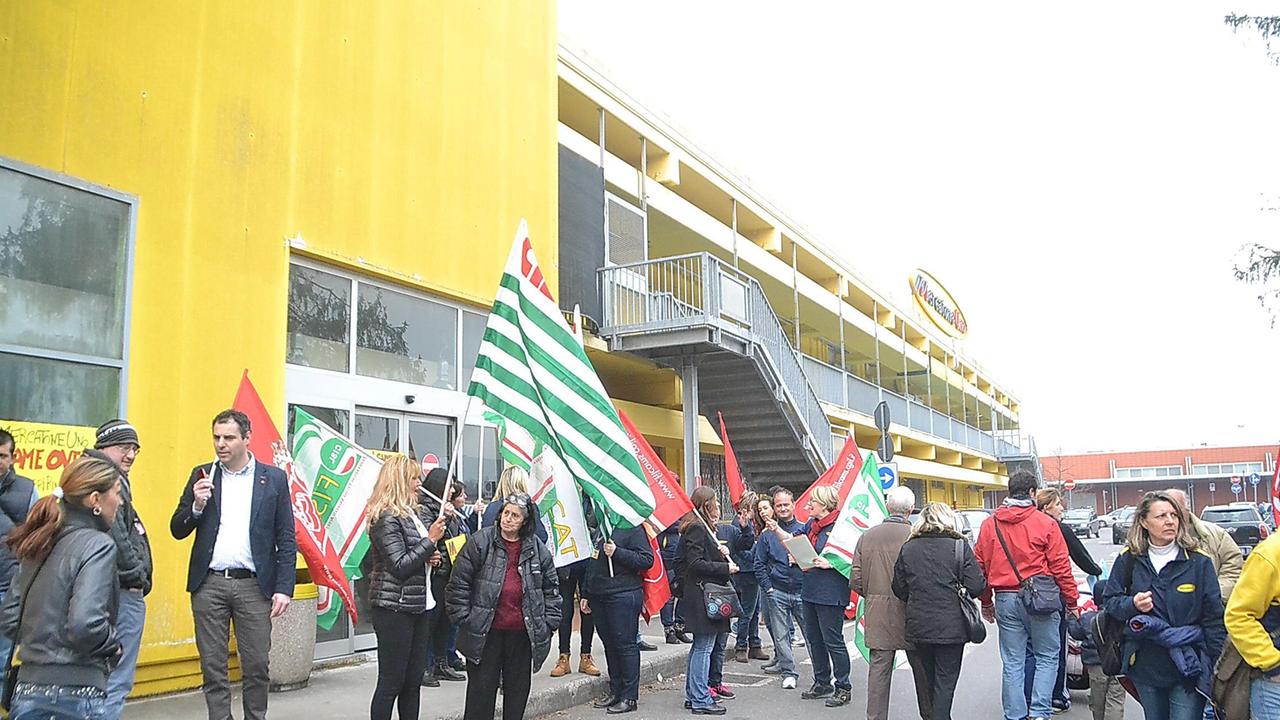 La protesta dei lavoratori davanti al Mercatone Uno di Lucca