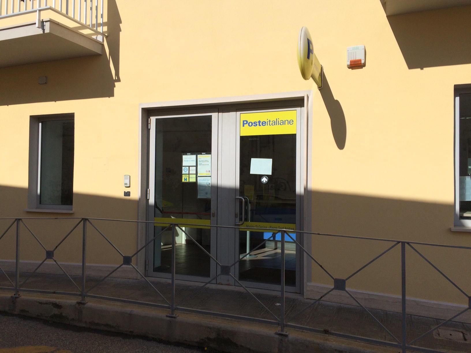 L'ufficio postale di Marina di Cecina
