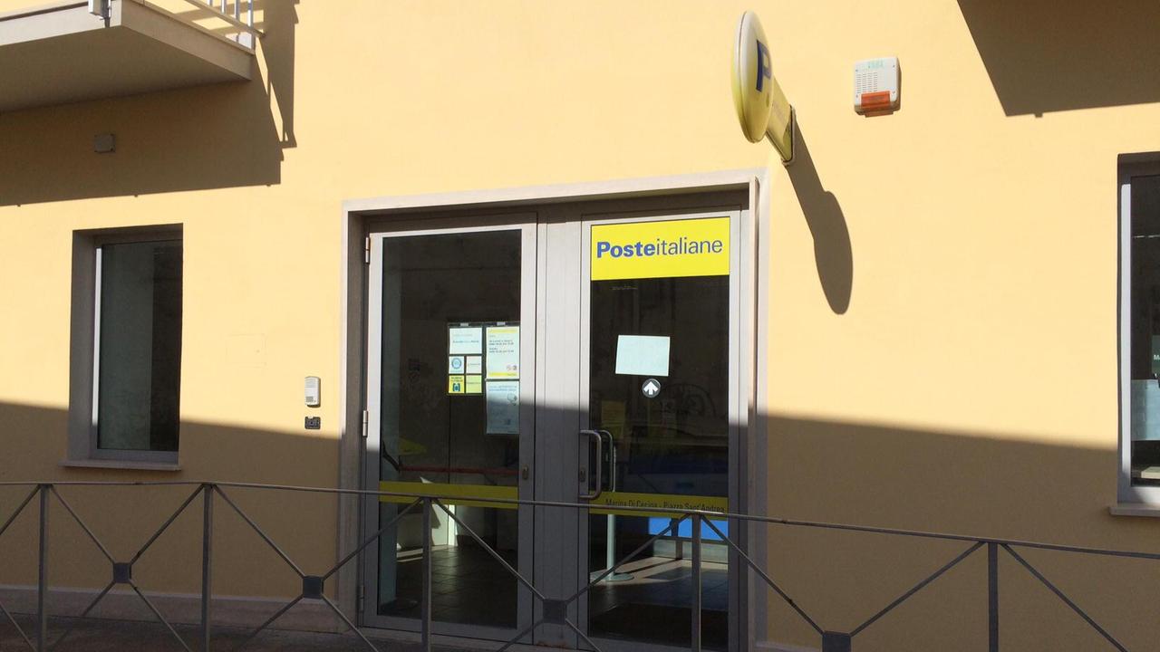 L'ufficio postale di Marina di Cecina