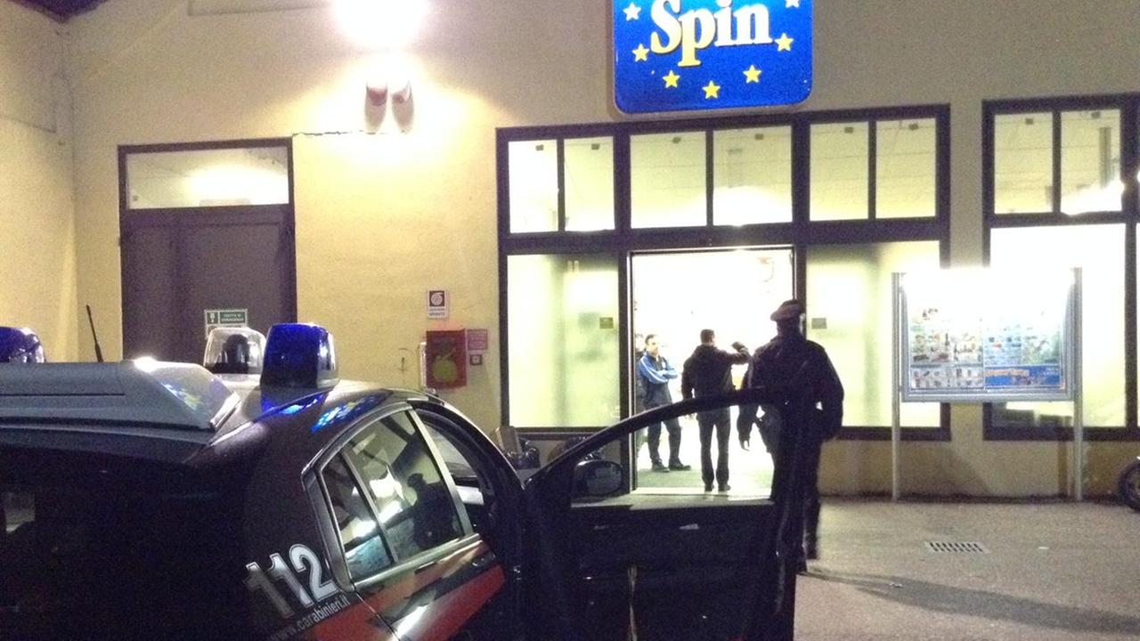 L'ingresso dei carabinieri nel supermercato dopo la rapina