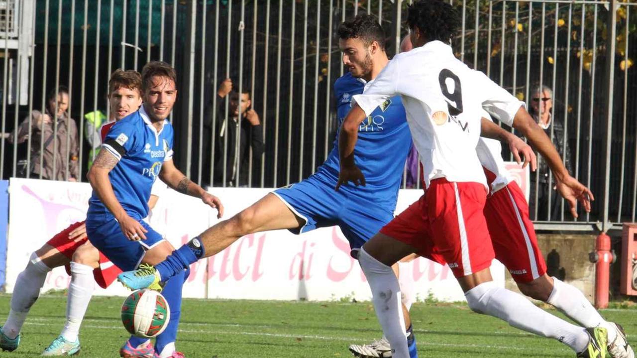 Un momento della partita d'andata tra Prato e Pisa