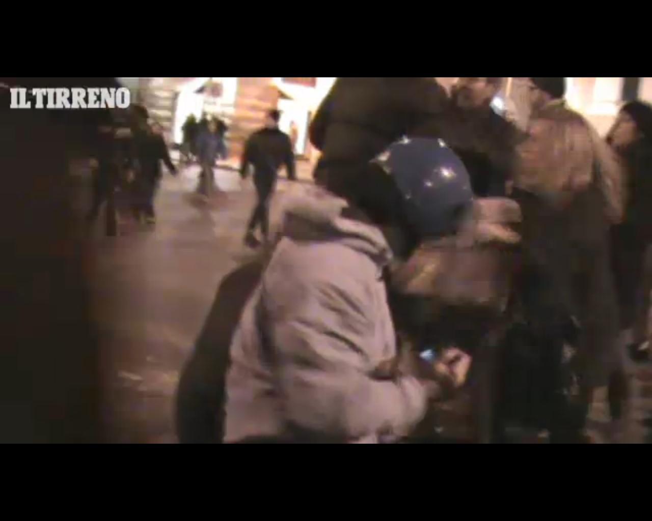 Un fotogramma della carica della polizia in piazza Cavour