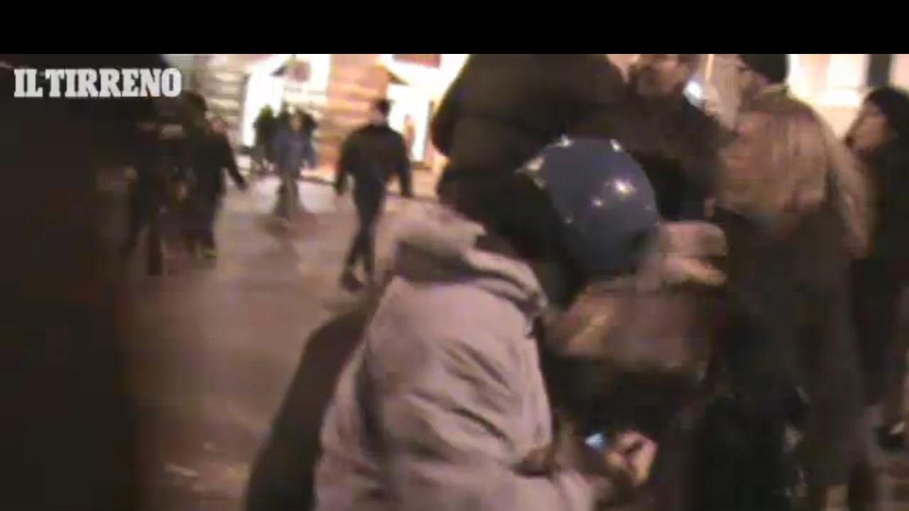 Un fotogramma della carica della polizia in piazza Cavour