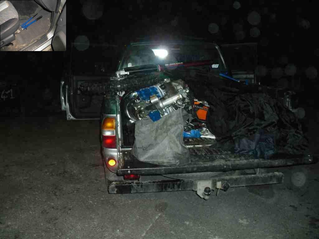 Inseguiti dalla polizia lanciano il bottino
