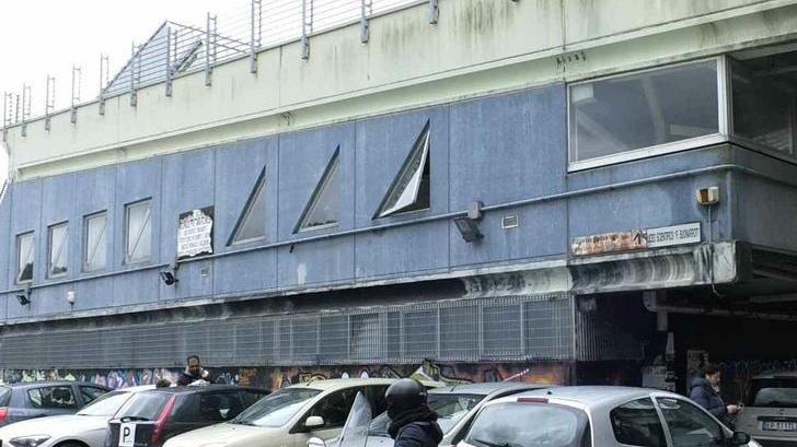 Muffa, porte rotte e cavi penzolanti