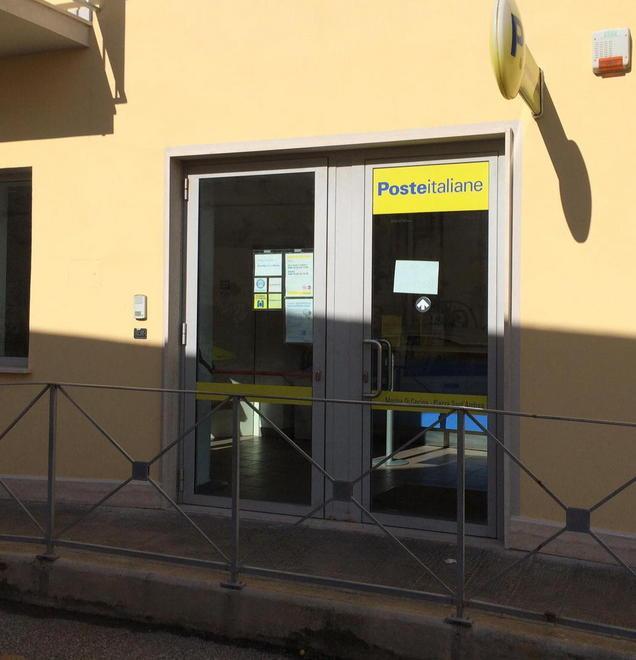 Donna armata rapina le poste di Marina 