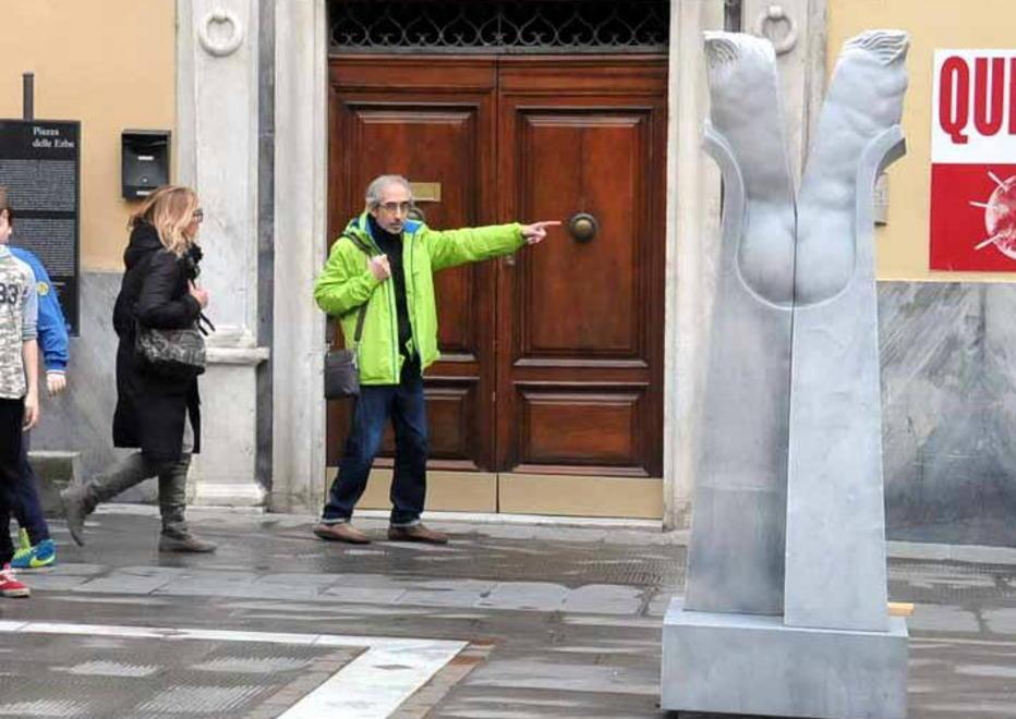 Croci e lapidi funebri in piazza Alberica per Marmo living 