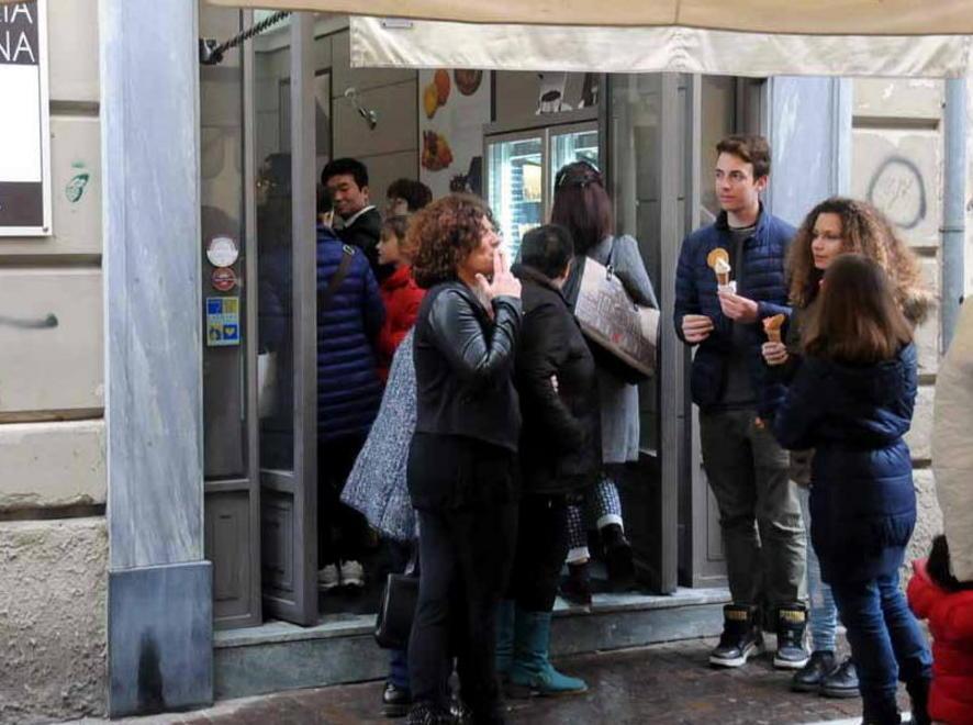 In duecento in fila per il gelato gratis 