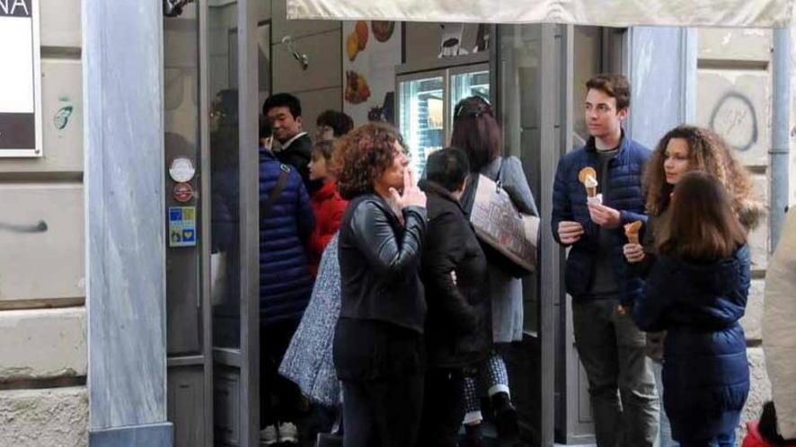 In duecento in fila per il gelato gratis