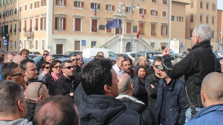 Assemblea davanti al gazebo ex Trw