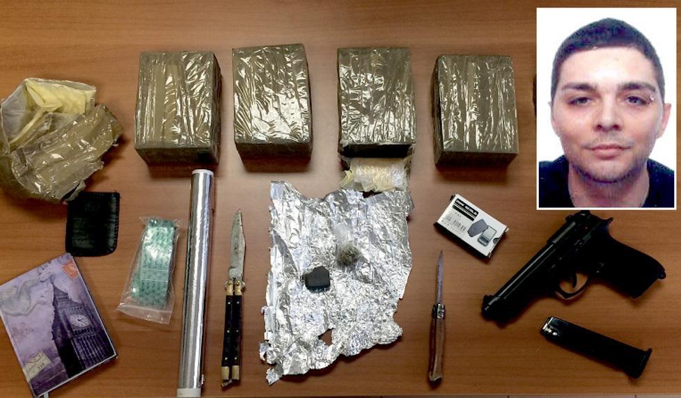Cinque chili di hashish sotto al letto: arrestato 