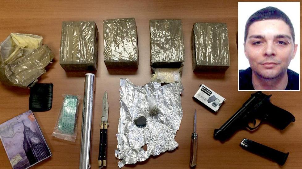 Cinque chili di hashish sotto al letto: arrestato