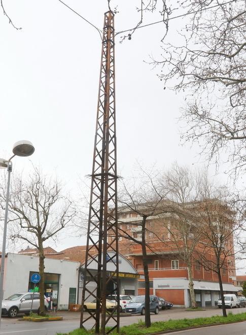 «Il traliccio su viale Amendola oscilla troppo. È sicuro?»