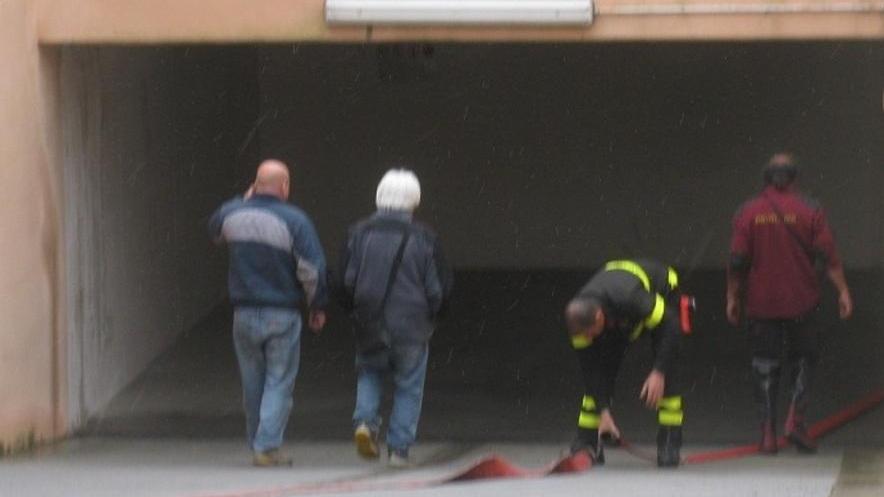 Allagati cantine e garage in piazza Pertini