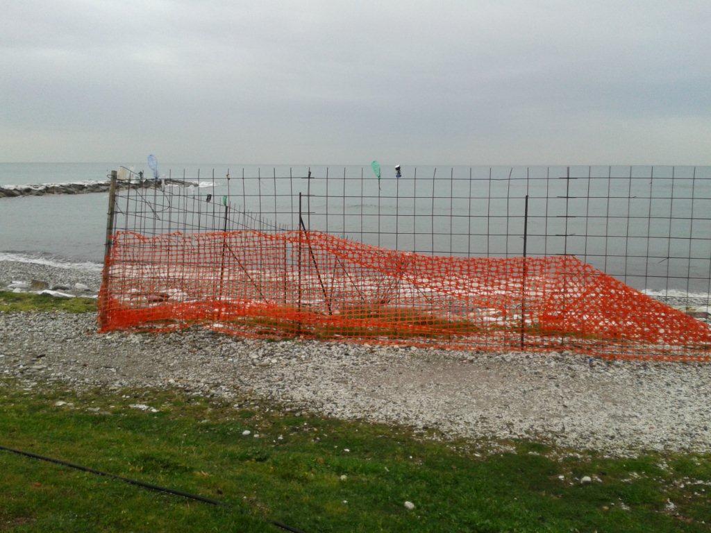 Recinzione sul mare davanti alla colonia Torino a Marina di Massa