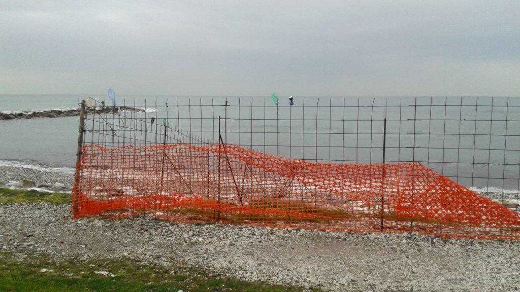 Recinzione sul mare davanti alla colonia Torino a Marina di Massa