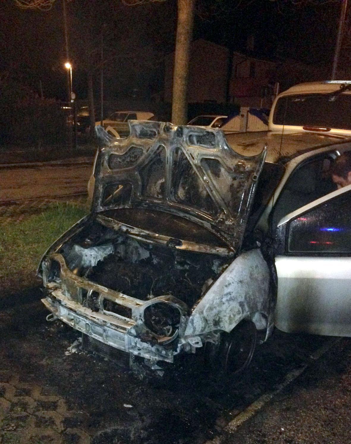 L'auto incendiata