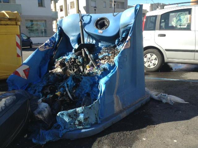 La "campana" del vetro bruciata in via Pomeria