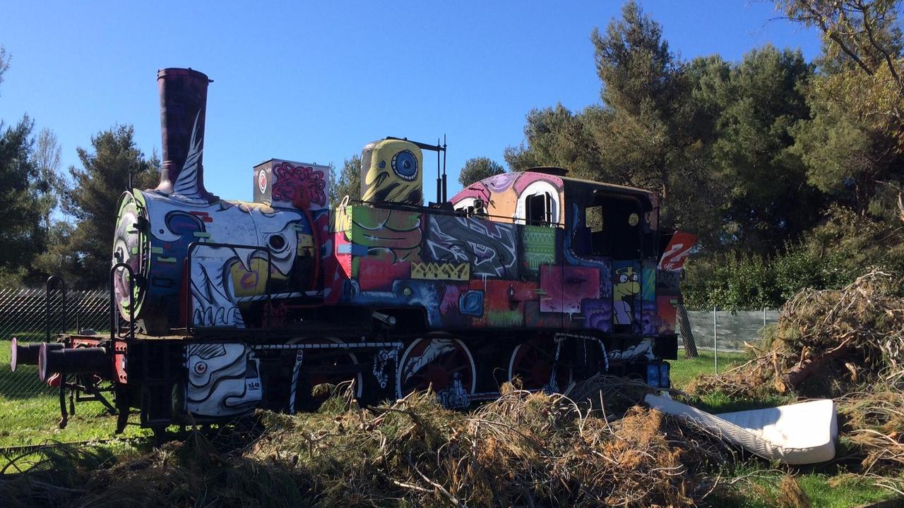 Potature di alberi e materasso abbandonati al villaggio scolastico