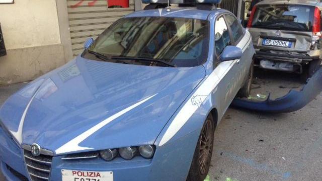 La volante della polizia dopo l'incidente