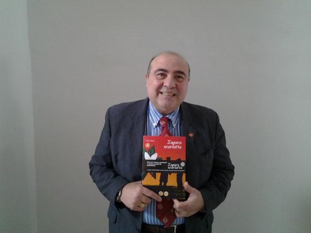 Il vice-prefetto di Prato Carlo Colmone col suo libro