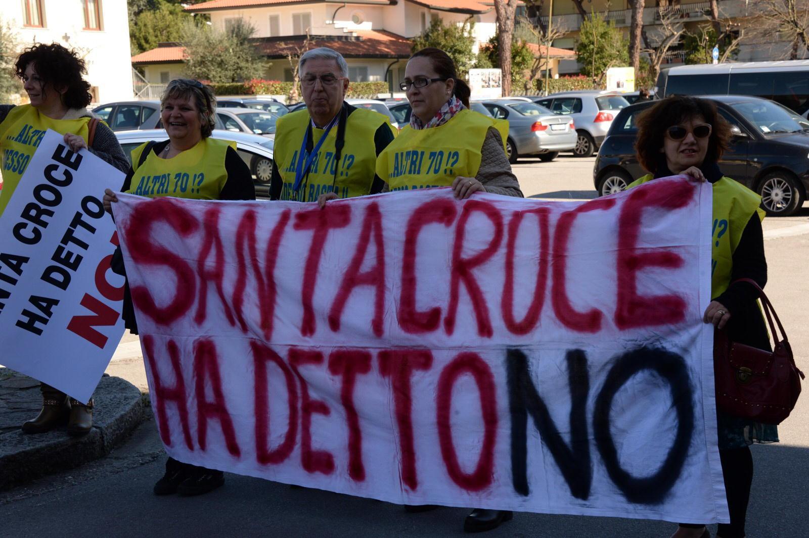 Manifestanti a Santa Croce contro l'arrivo dei profughi all'ex hotel Cristallo (foto Silvi)