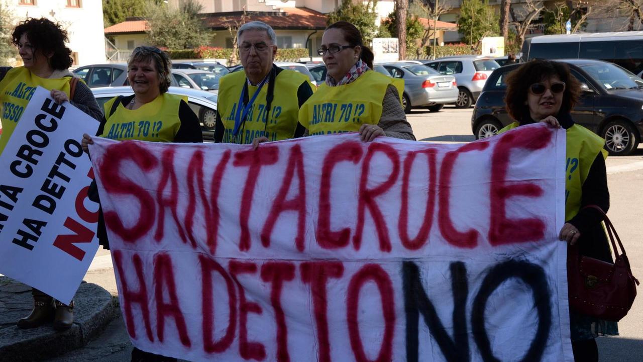 Manifestanti a Santa Croce contro l'arrivo dei profughi all'ex hotel Cristallo (foto Silvi)