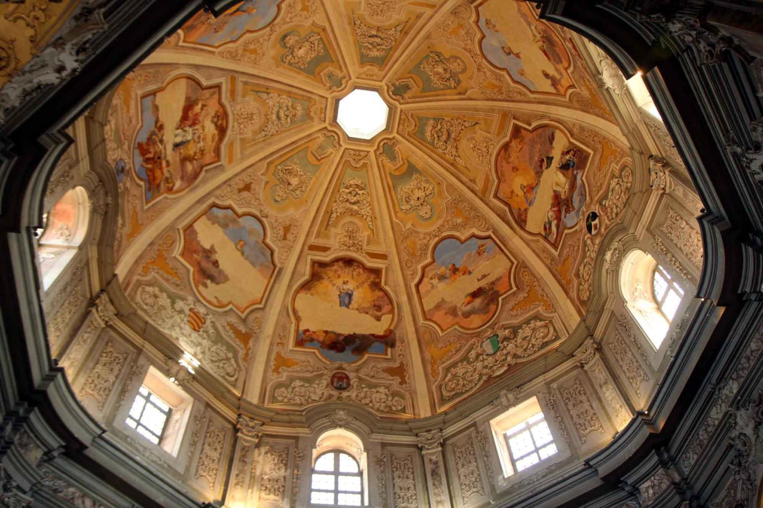 L'interno affrescato della cupola di Santa Caterina