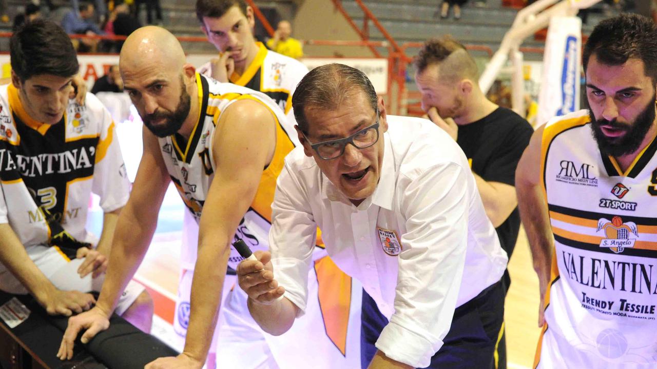 Beppe Valerio con i giocatori della Valentina's Bottegone (Foto Gori)