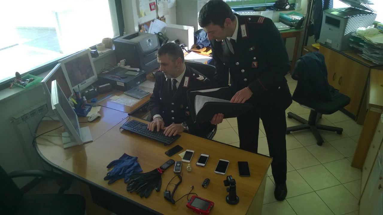 Parte del materiale sequestrato dai carabinieri alla banda di romeni sgominata