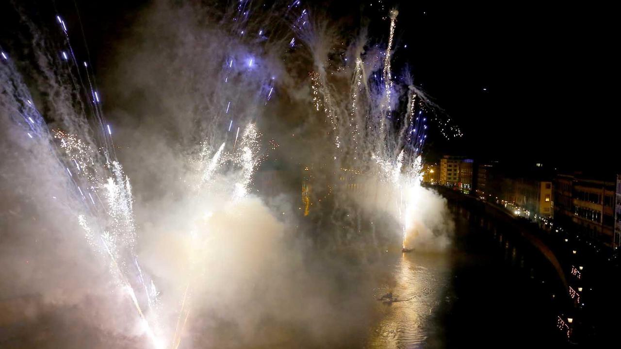 Annullati i fuochi artificiali per l'Arno in piena. Stop anche alla regata