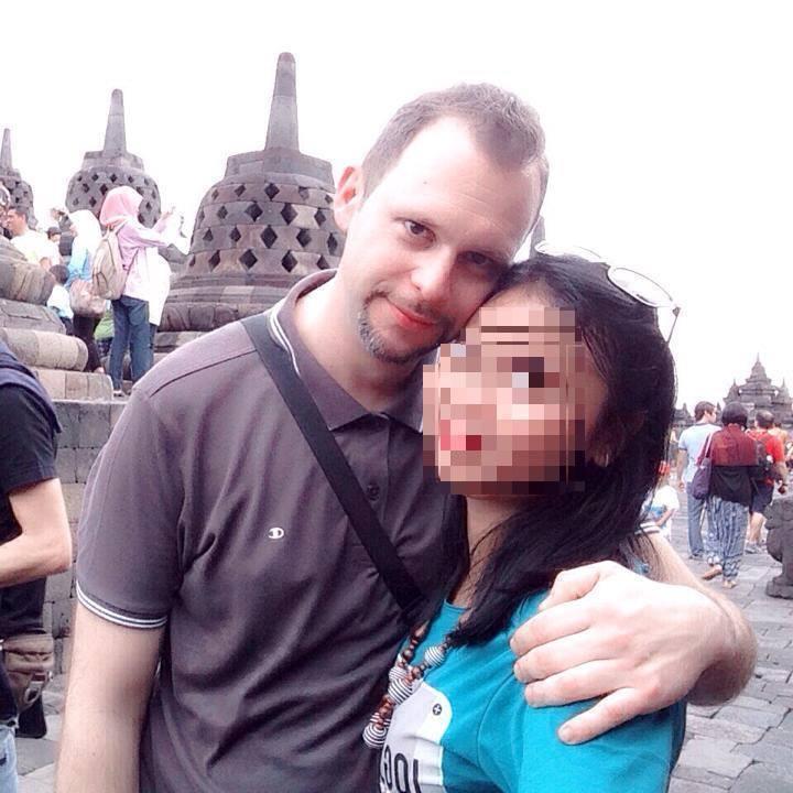 Il giovane morto in un'immagine felice di vacanza