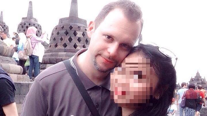 Il giovane morto in un'immagine felice di vacanza
