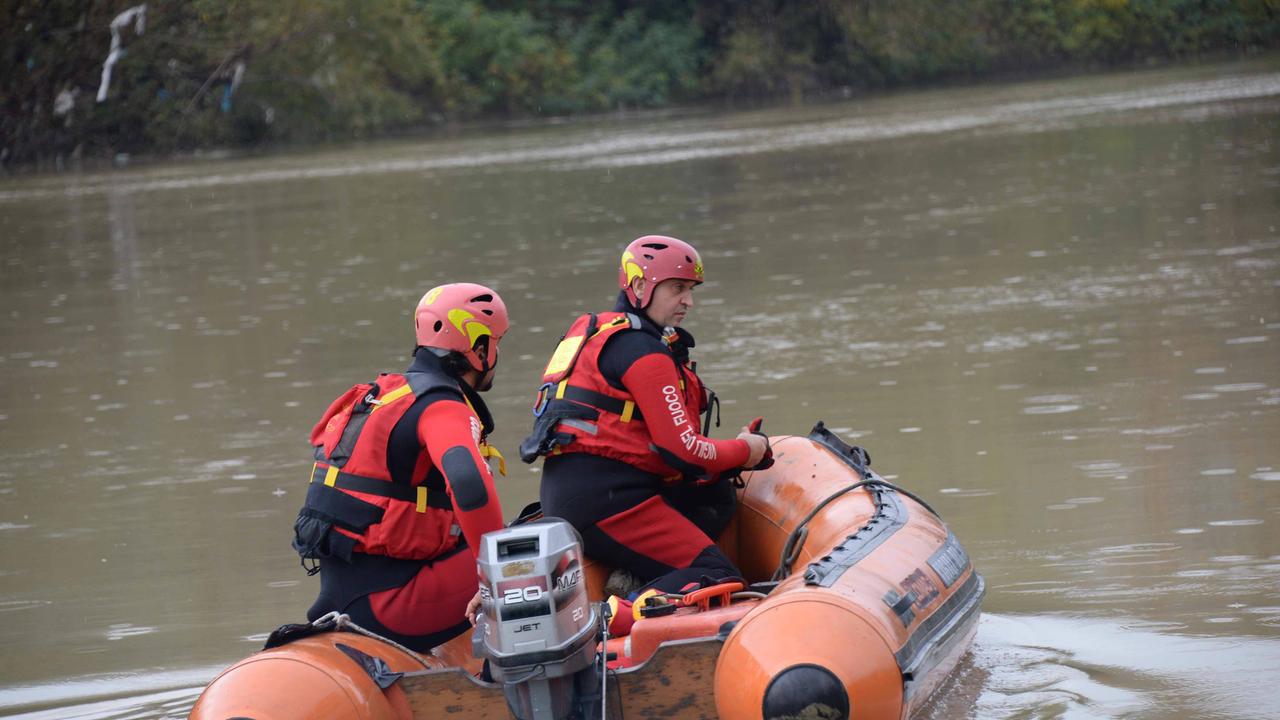 I vigili del fuoco impegnati nelle ricerche lungo l'Arno