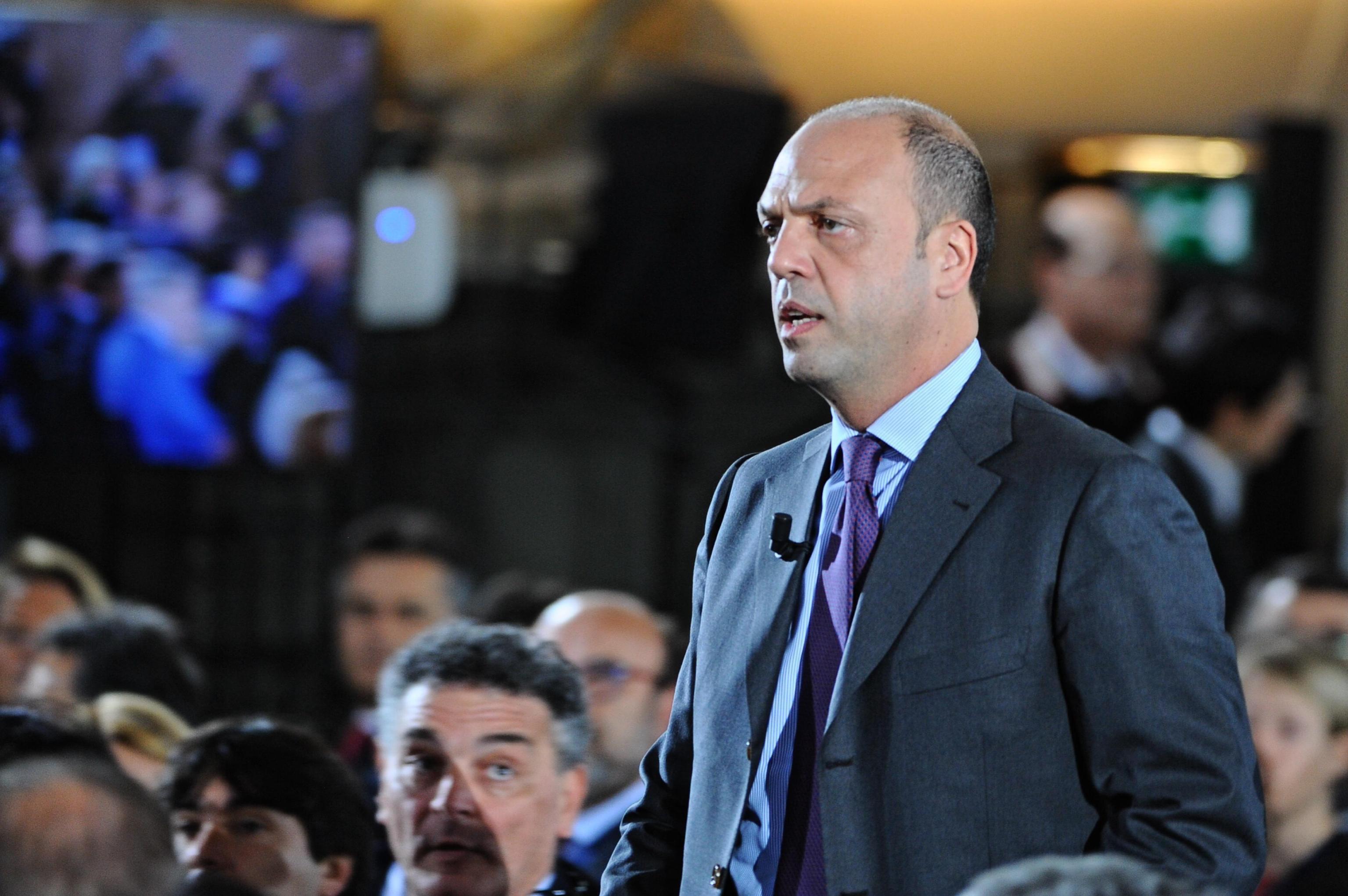 Il ministro dell'Interno Angelino Alfano nel Salone dei Cinquecento a Firenze