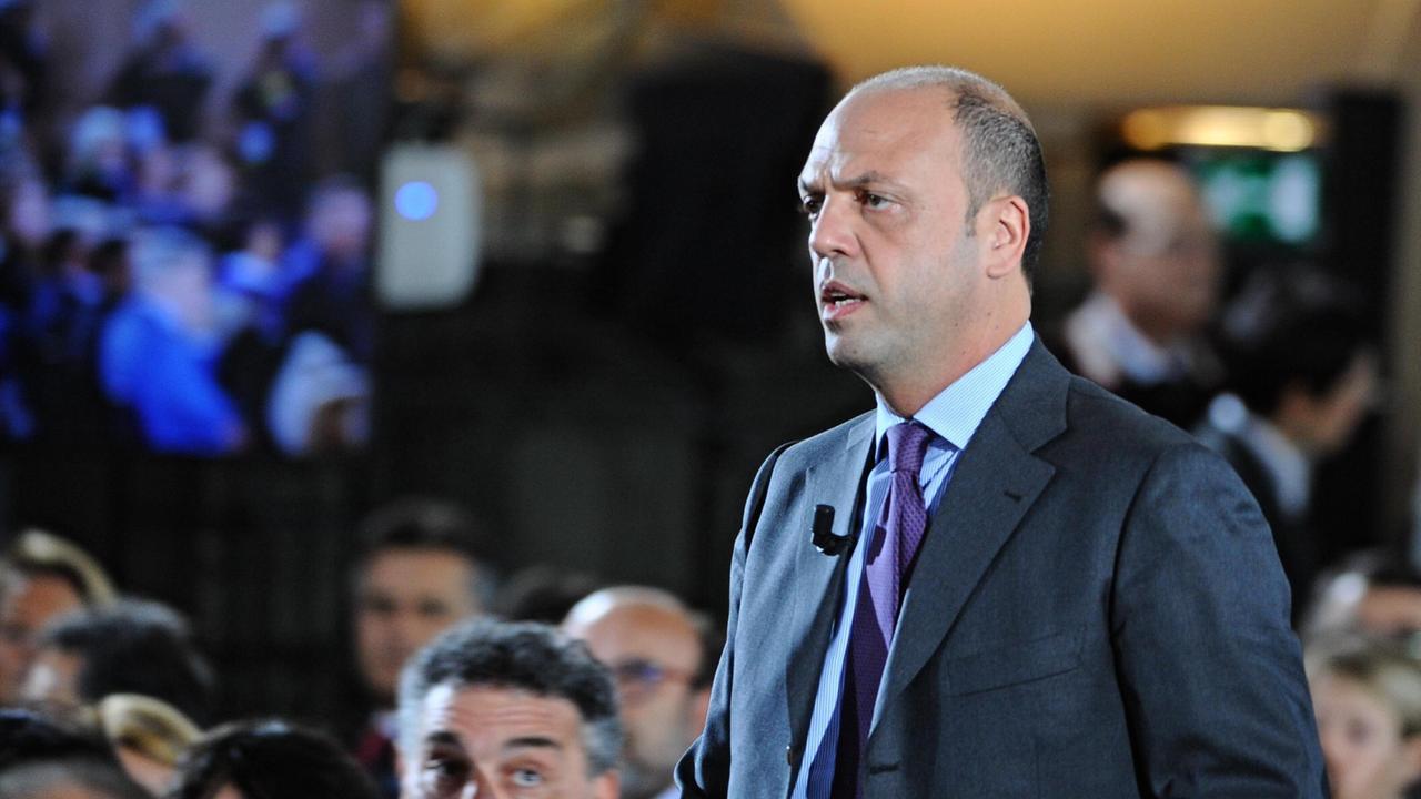 Il ministro dell'Interno Angelino Alfano nel Salone dei Cinquecento a Firenze