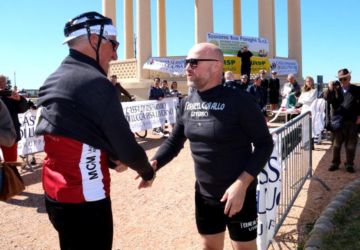 L'ex campione di ciclismo Francesco Moser, di spalle, stringe la mano al sindaco Nogarin (Marzi Pentafoto)