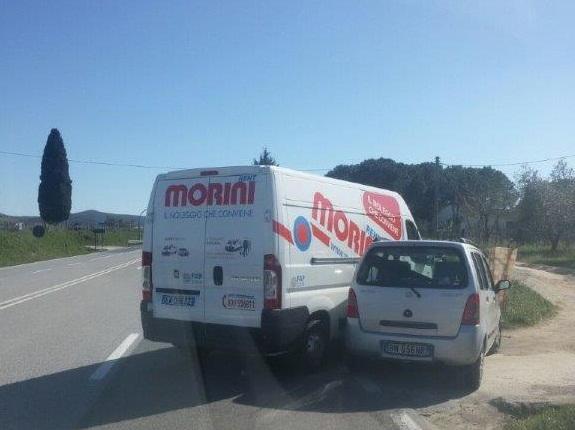 Lo scontro tra la Suzuki e il furgone  