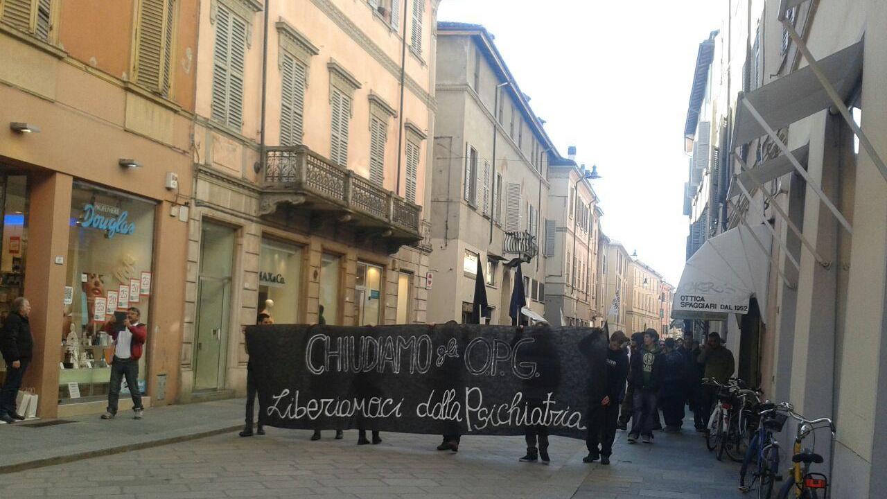 Corteo nazionale "scortato" a Reggio Emilia per la chiusura degli Opg