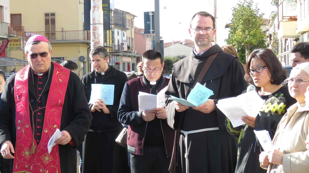 Un momento della Via Crucis in via Pistoiese col vescovo Agostinelli (foto Batavia)