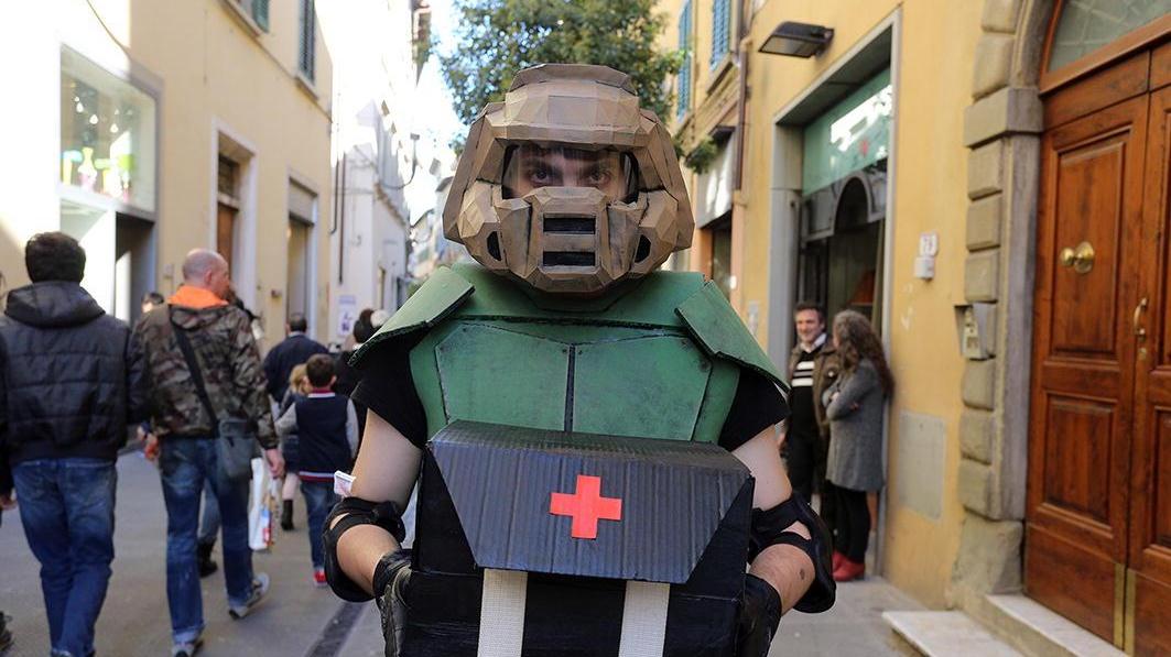 Un cosplayer nel centro di Empoli
