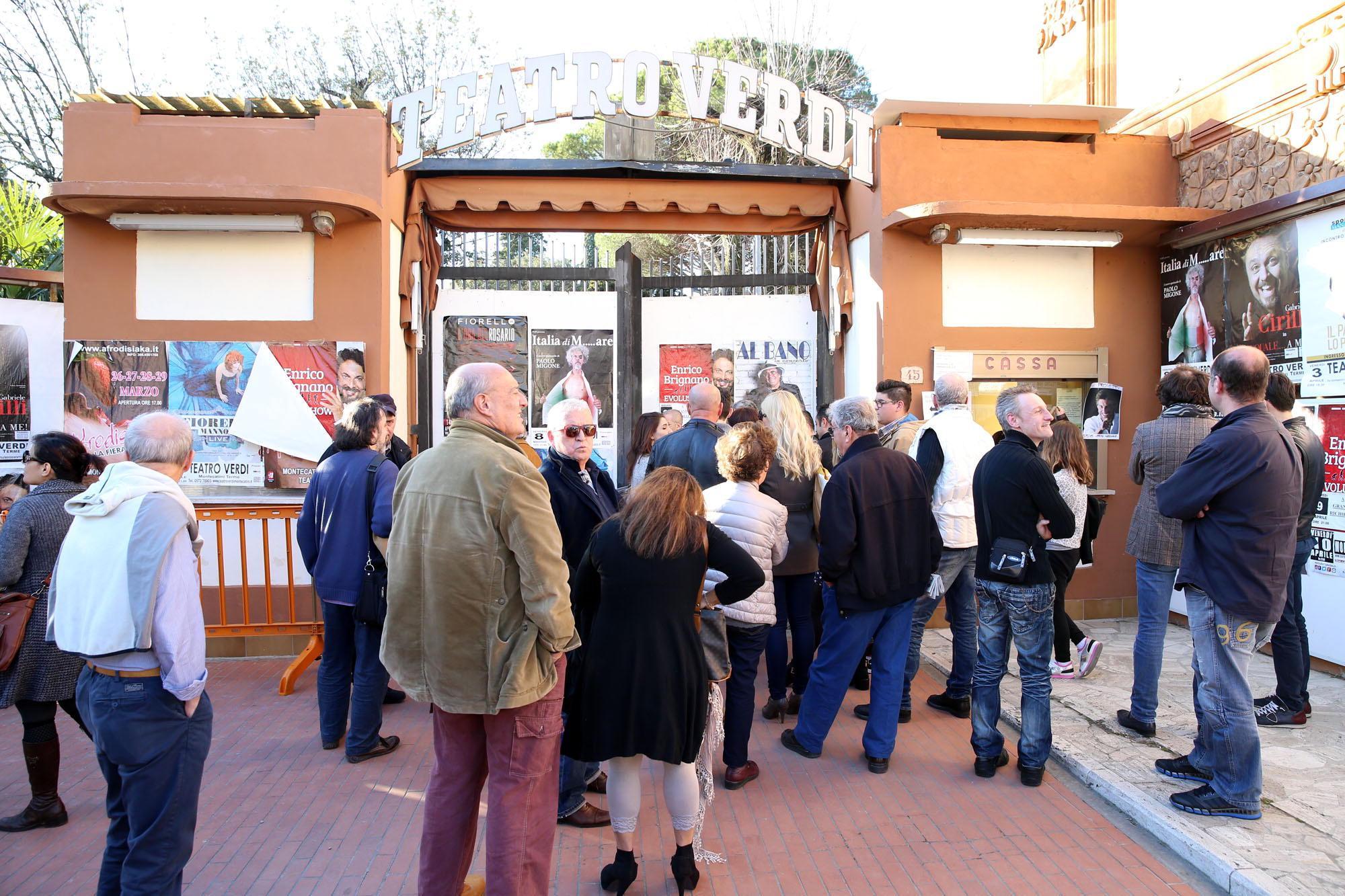 Code al botteghino del Teatro Verdi in attesa della riapertura di Afrodisiaka (Foto Nucci)