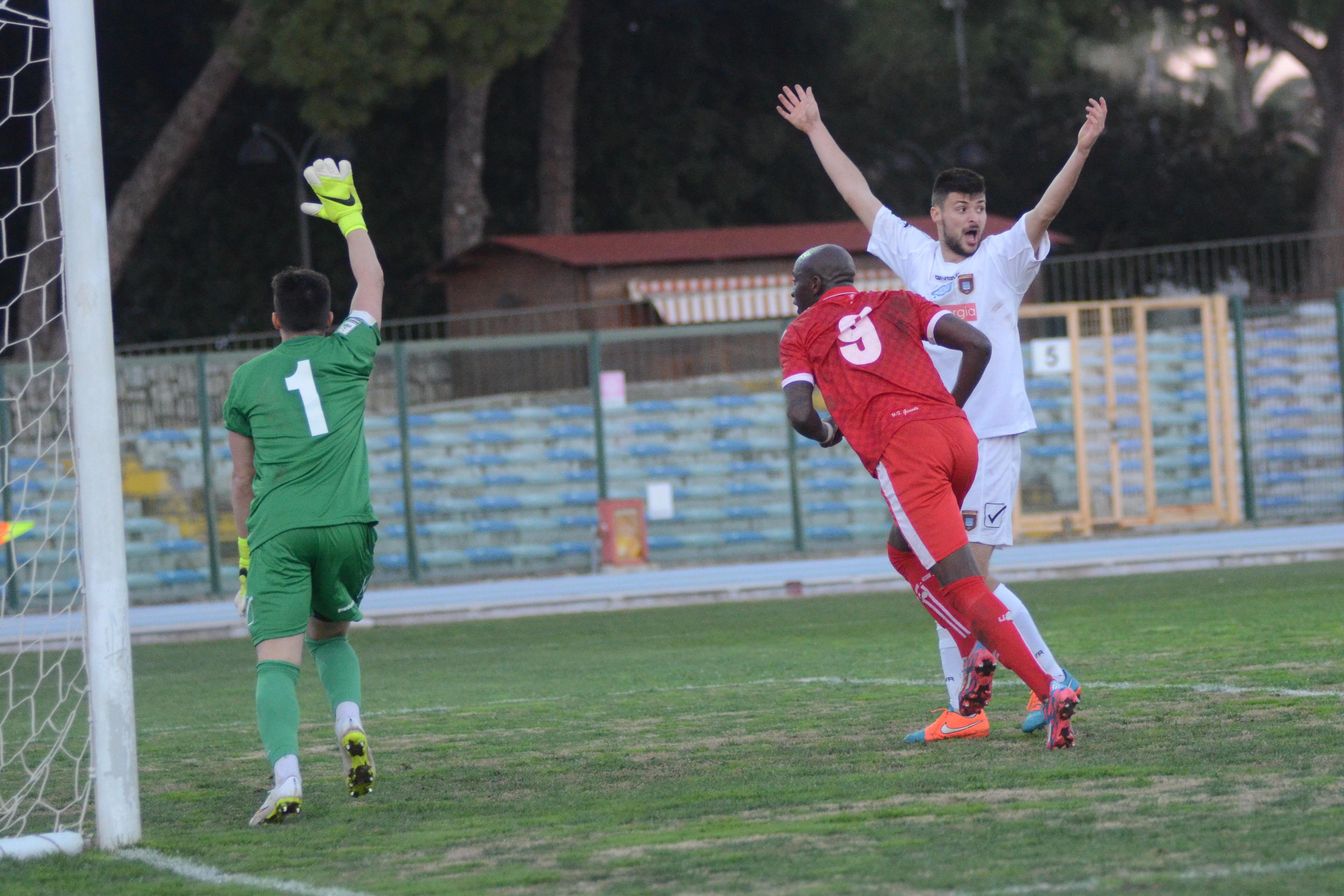 Fofana dopo il gol della vittoria, tra le proteste dei giocatori del Pontedera (foto Bf)