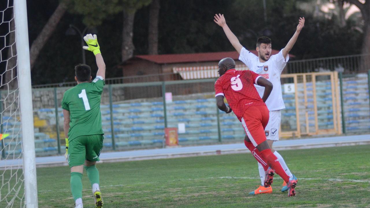 Fofana dopo il gol della vittoria, tra le proteste dei giocatori del Pontedera (foto Bf)