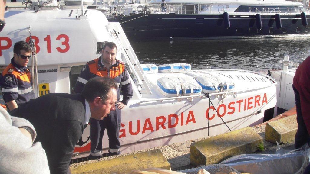 La salma dell'anziana donna mentre viene deposta nella barella