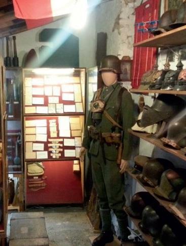 Gli oggetti di guerra da oggi in mostra al frantoio Rossoni