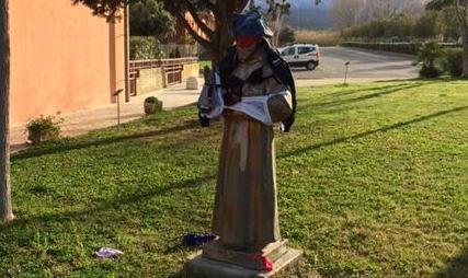 Mettono il reggiseno alla statua di Padre Pio